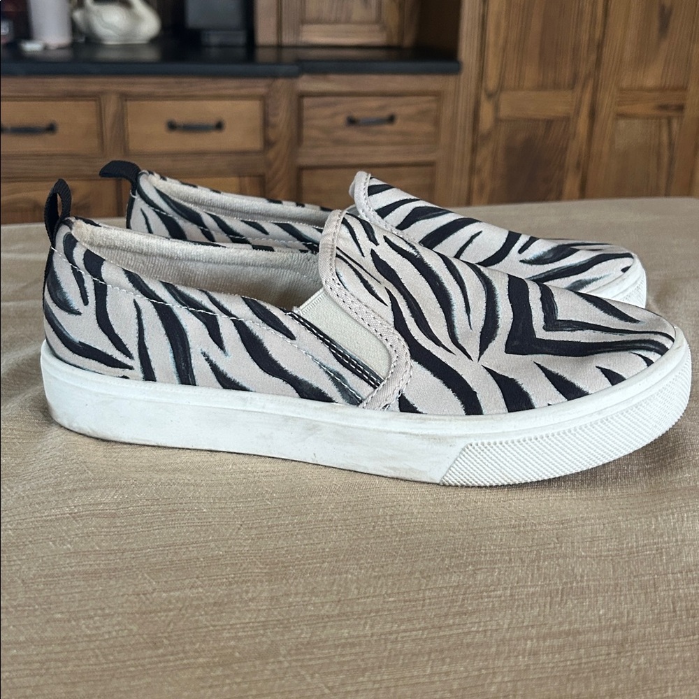 Skechers‎ Poppy Wild Stripes Slip-on Sneaker Women's 7.5